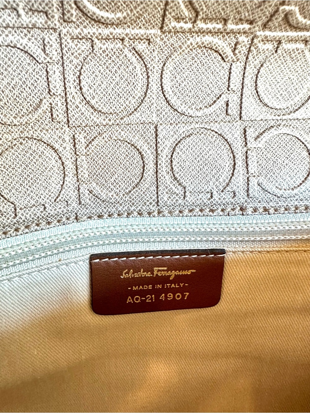 Like NEW! Salvatore Ferragamo Gancini Brown Bag - Converts to a Clutch! - Picture 14 of 16